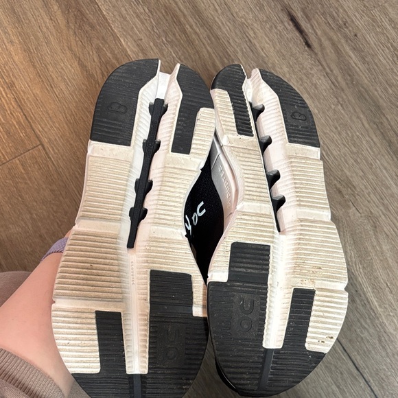 On Running women’s  Athletic Sneakers in Black and White (Wide size 8) - Picture 3 of 6